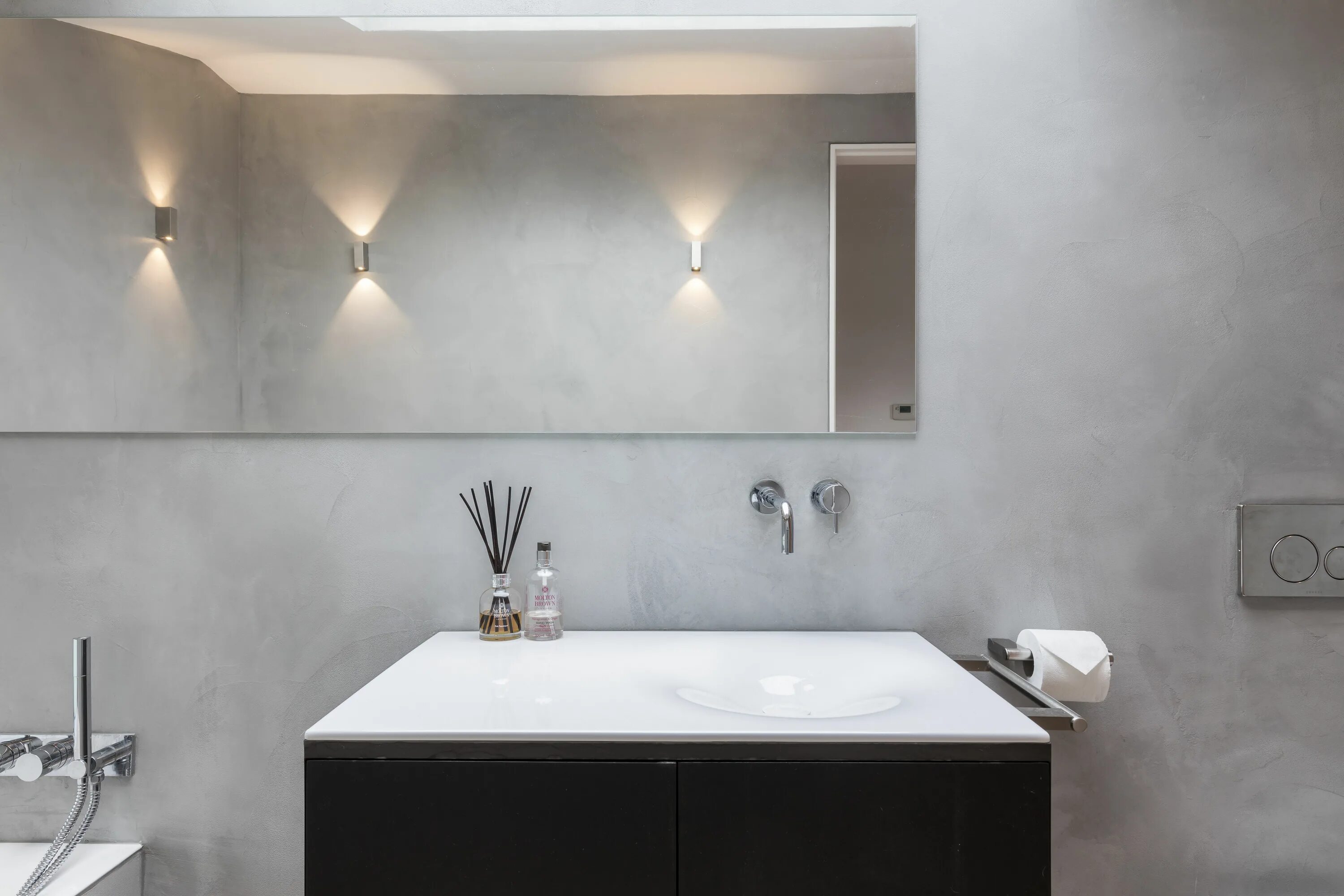 Микроцемент в интерьере ванной Rippleside Home by Dennehy Builders