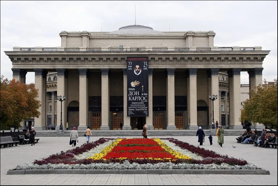 Возле театра оперы и балета. Возле театра оперы и балета