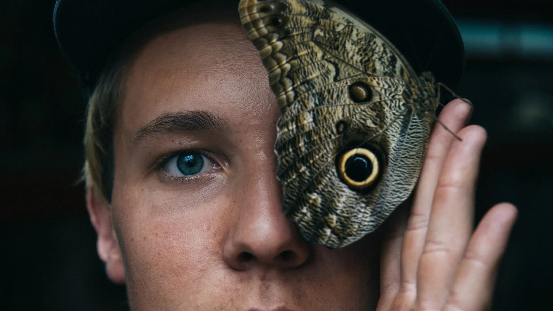 Brains day. Всемирный день мозга. One Eye covered. Гиф Всемирный день мозга. Всемирный день мозга мультяшный.