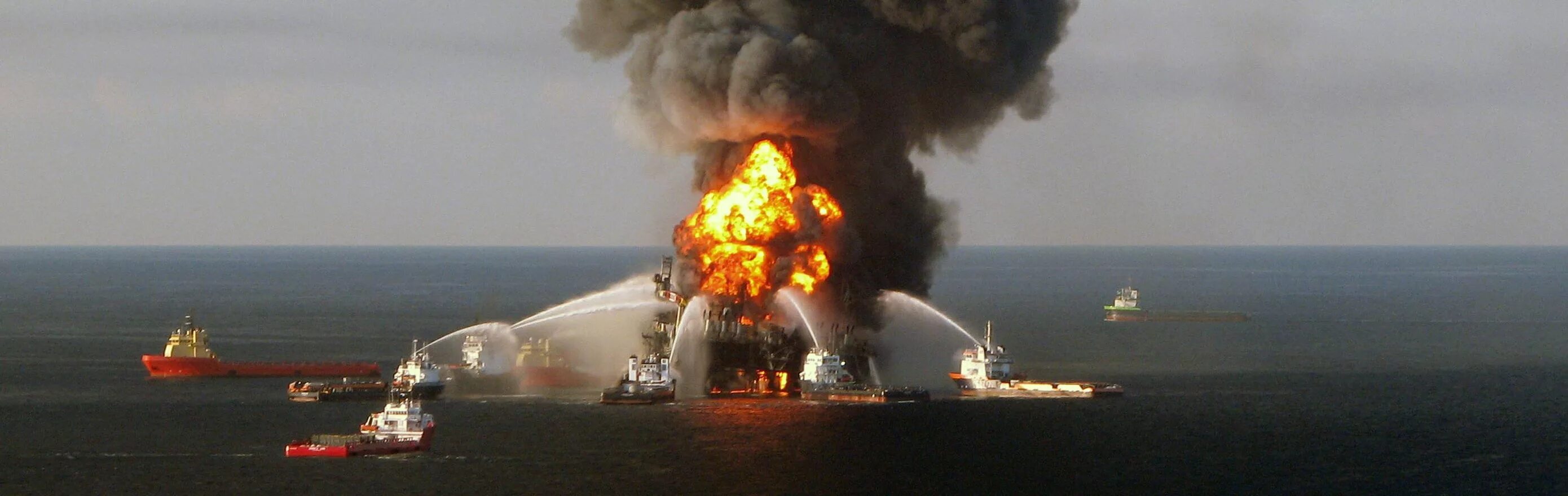 Море зона бедствия 4. Deepwater horizon 2010. Ураган в нью-йорке в 2012 акулы. Таиланд нефть. Высохшее аральское море 2019.