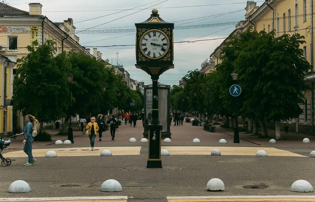 Тверь пешеходная улица Трехсвятская. Трехсвятская улица пешеходная Трехсвятская Тверь. Тверь благоустройство Трехсвятской. Часы на Трехсвятской Тверь. Ул трехсвятская 6