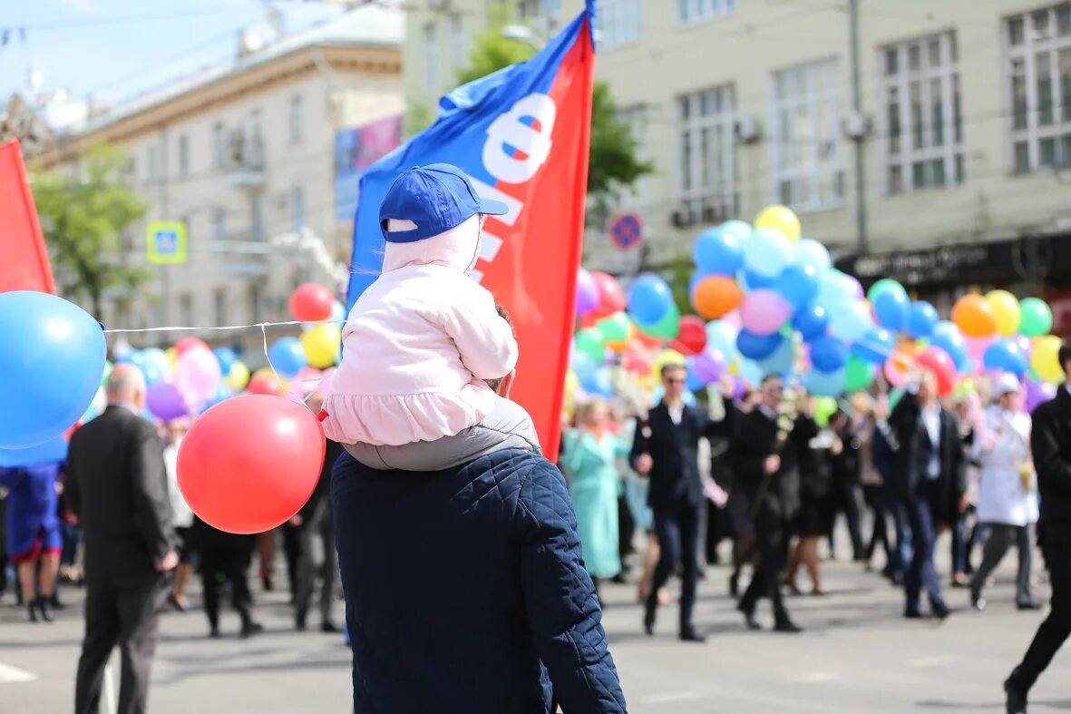 Первомайская демонстрация. Воронеж Первомайская демонстрация. Демонстрация цветы. Первомайская демонстрация в Старом Осколе. Демонстрация благополучия