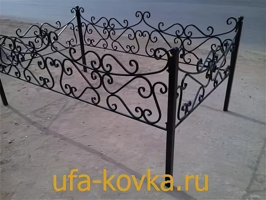 Кованые могильные ограды. Кованые ограды троекуровское кладбище. Оградка паллада с навершием. Оградки холодная ковка на кладбище 2. Оградки на кладбище холодная ковка.