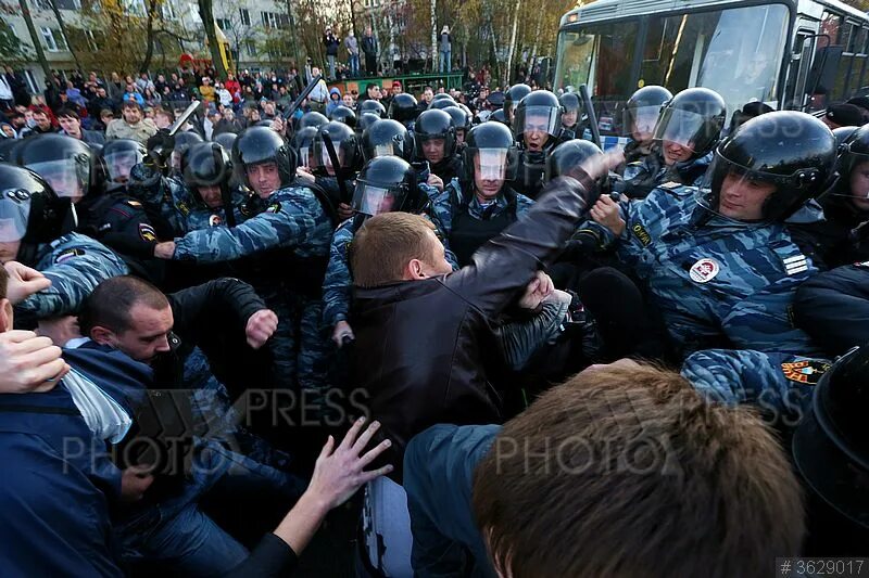 Люди в бирюлево. Беспорядки в бирюлево 2013. массовые беспорядки в бирюлево. погром в бирюлево октябрь 2013.