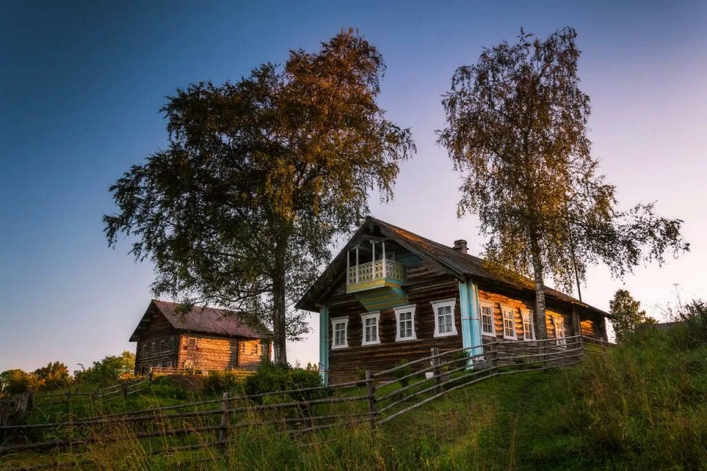 Дом лесника сибиряк. Друскининкай лес избушка. Заброшенный сарай деревня. Деревня в чаще леса. Лесная хижина финляндия.