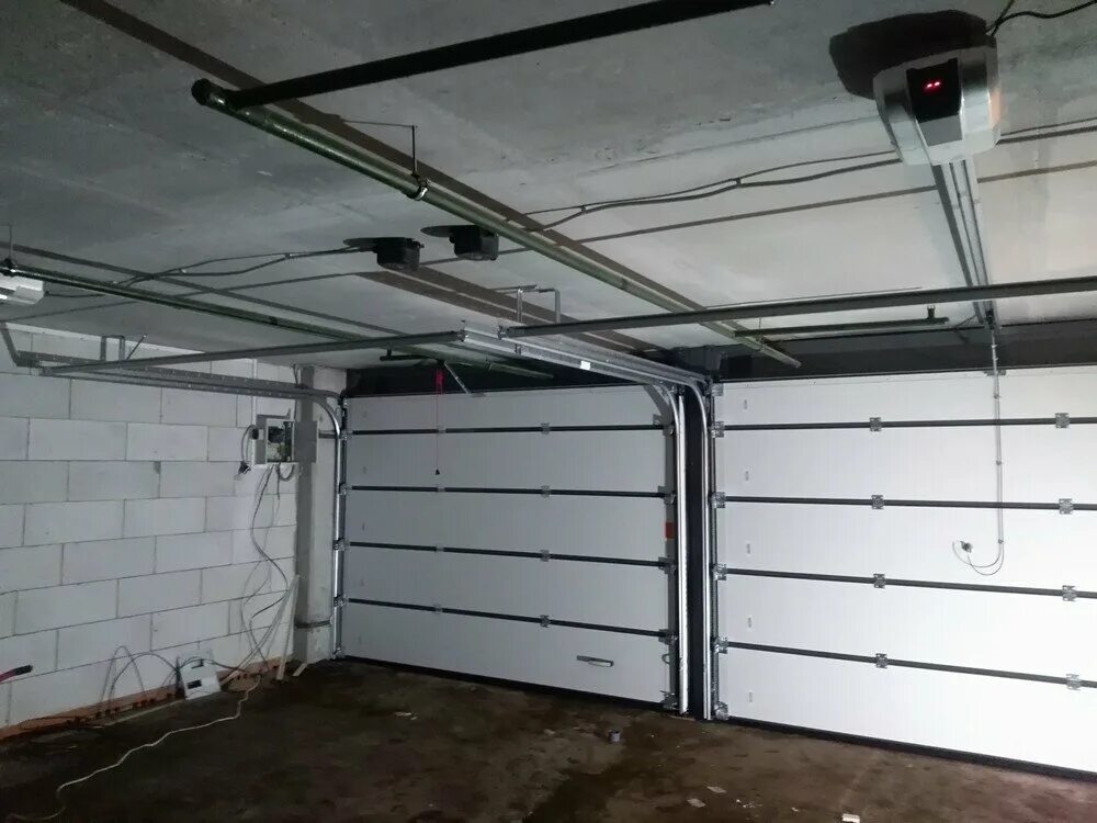 Подъемно-секционные ворота дорхан. Гаражные ворота секционные doorhan. Электропривод на гаражные ворота. Секционные ворота zaiger. Установка ворот в гараж.