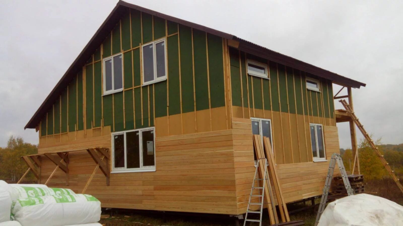 комната обшитая вагонкой. отделка имитацией бруса снаружи. имитация бруса 190 на фасаде. достройка терем сайдинг. дом обшитый вагонкой.