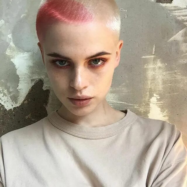 Елена манселл лысая. Бритни спирс стрижка налысо. Наташа уайтман лысая. Кайли миноуг лысая. Керри уэллис лысая.