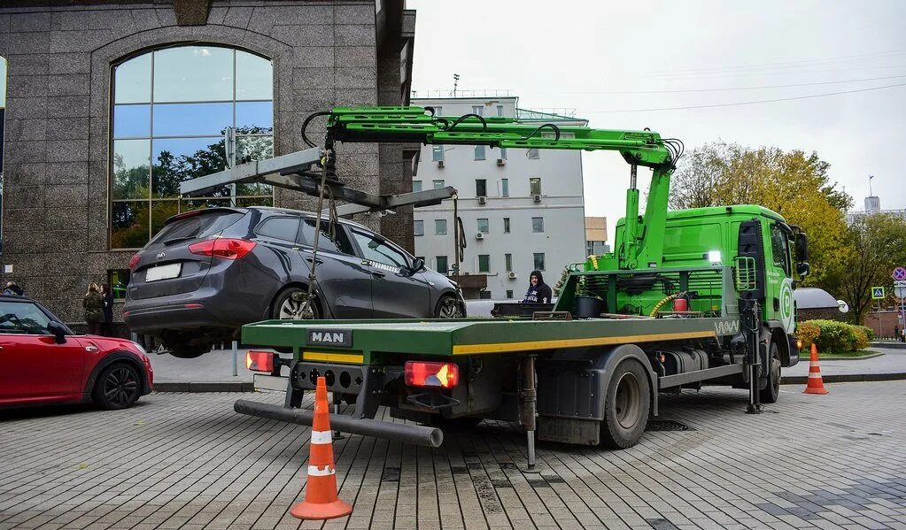 Автомобиль эвакуация автодруг. Эвакуатор. Эвакуация авто. Автомобиль на эвакуаторе. Красивый эвакуатор.