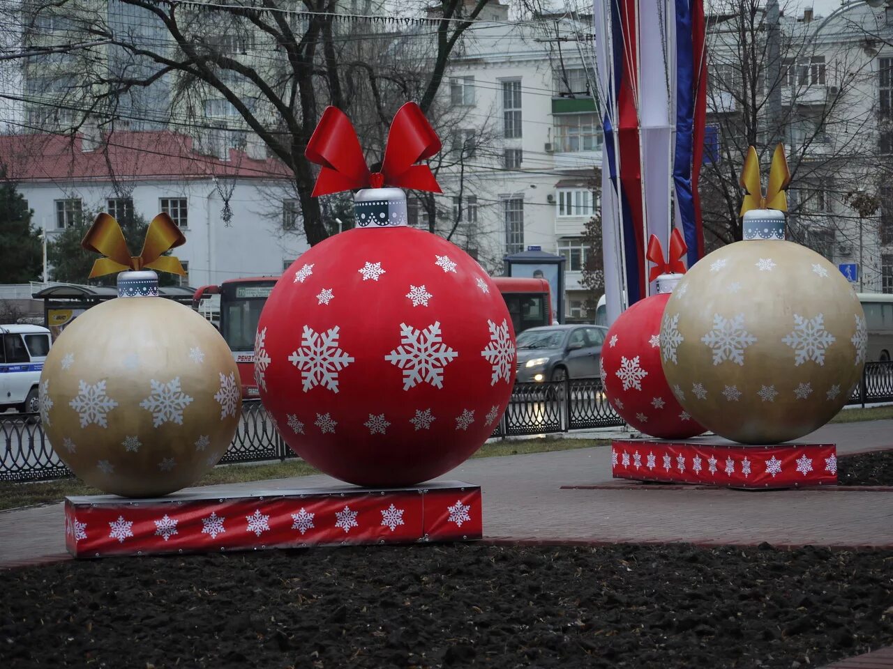 2 новых шара. Гигантские елочные шары. Уличные новогодние шары. Огромные шары из пенопласта. Большие новогодние шары из пенопласта.