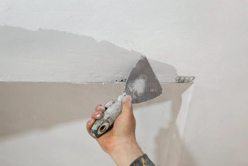 Как снять шпаклевку с потолка In the house on the hotel street carried out local repairs. Employees of the uti