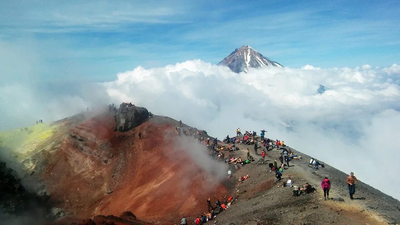 Восхождение на авачинский вулкан камчатка. Подняться на вулкан. Вулкан ключевская сопка восхождение. Маршрут восхождения на авачинский вулкан. Вулкан мутновский камчатка.