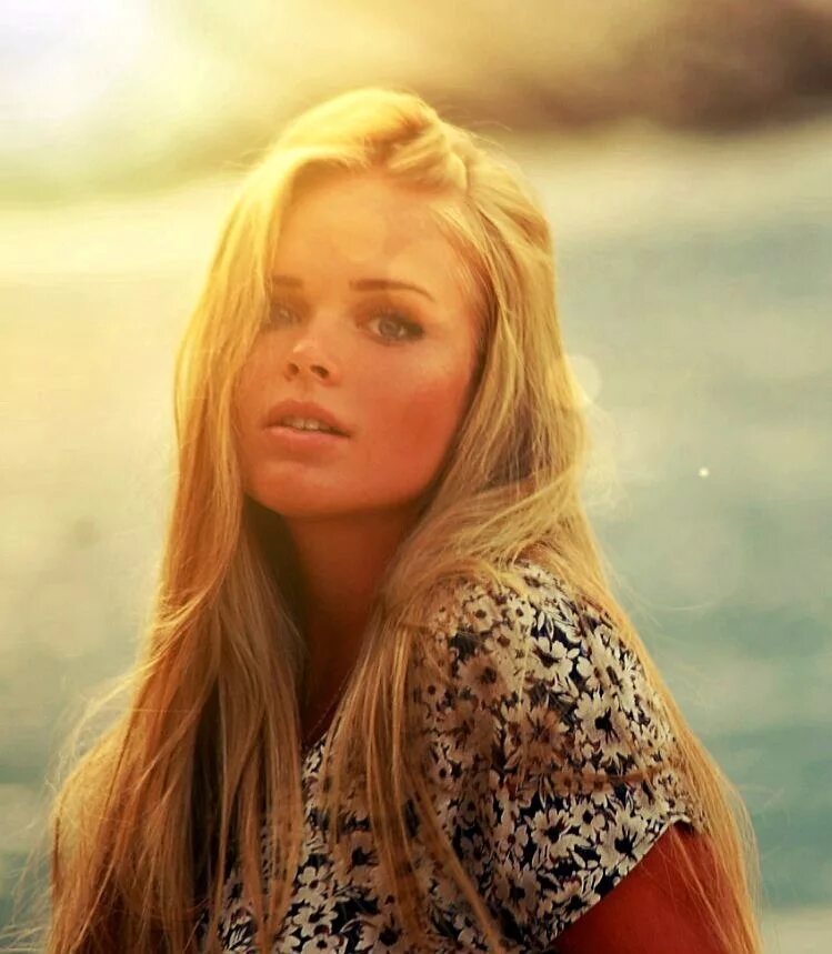 Девушка оборачивается. Красивые девушки славянской внешности. Одетт юстман академия вампиров. Девушка шатенка. Красивые девушки на улице.