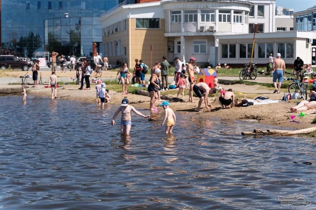 Пляж на реке. Пляж на речке. Место для купания. Городской пляж Екатеринбург. Купания екатеринбург