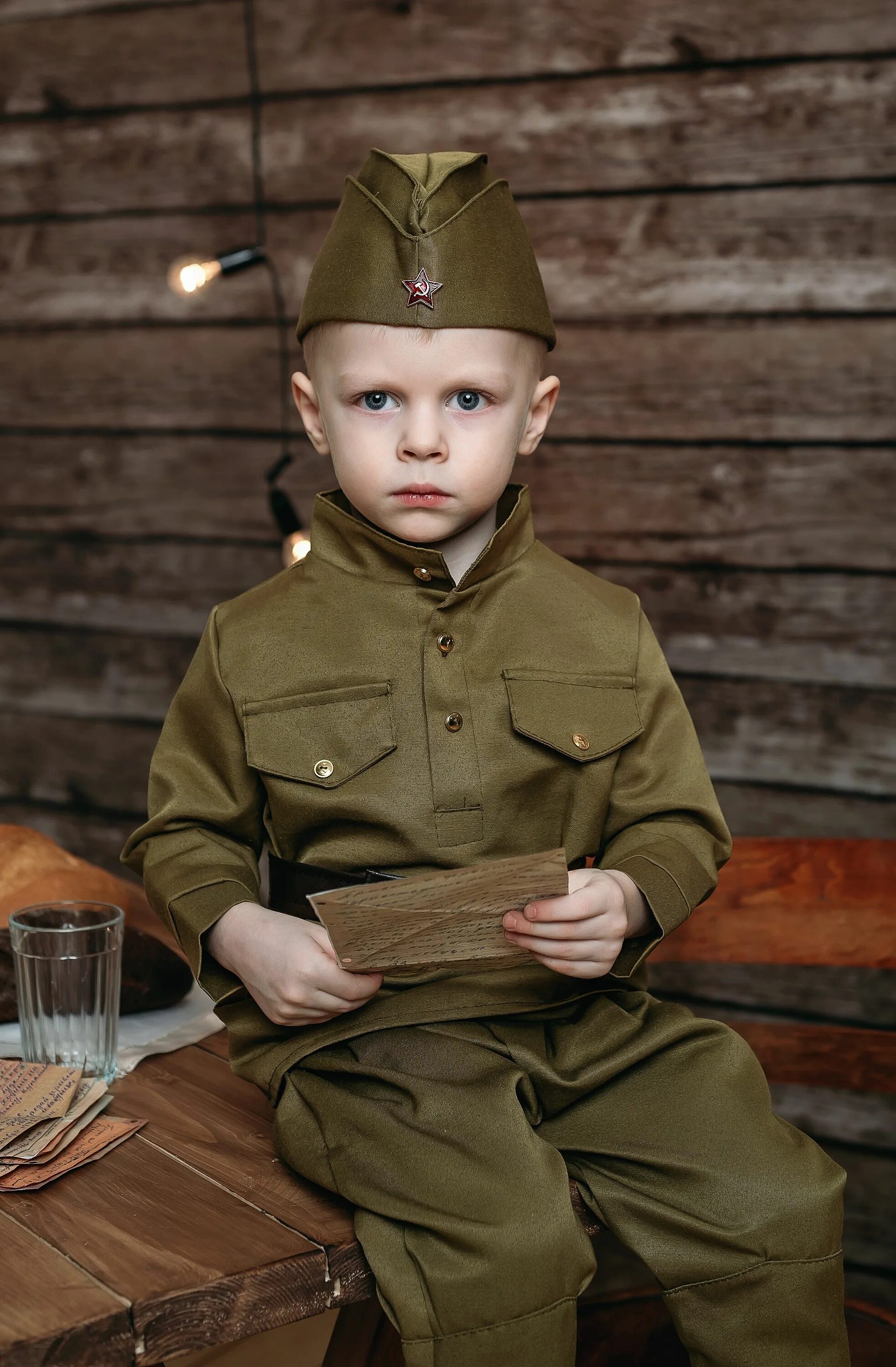 Мальчик солдат. Фотосессия мальчику на день рождения Военная. Чумазый пацан с 23 февраля.