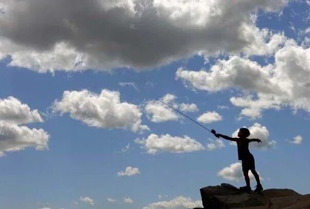 Ловлю облака. Ловить облака. Поймай облако. Картинка ловим облака. Мальчик ловит облака.