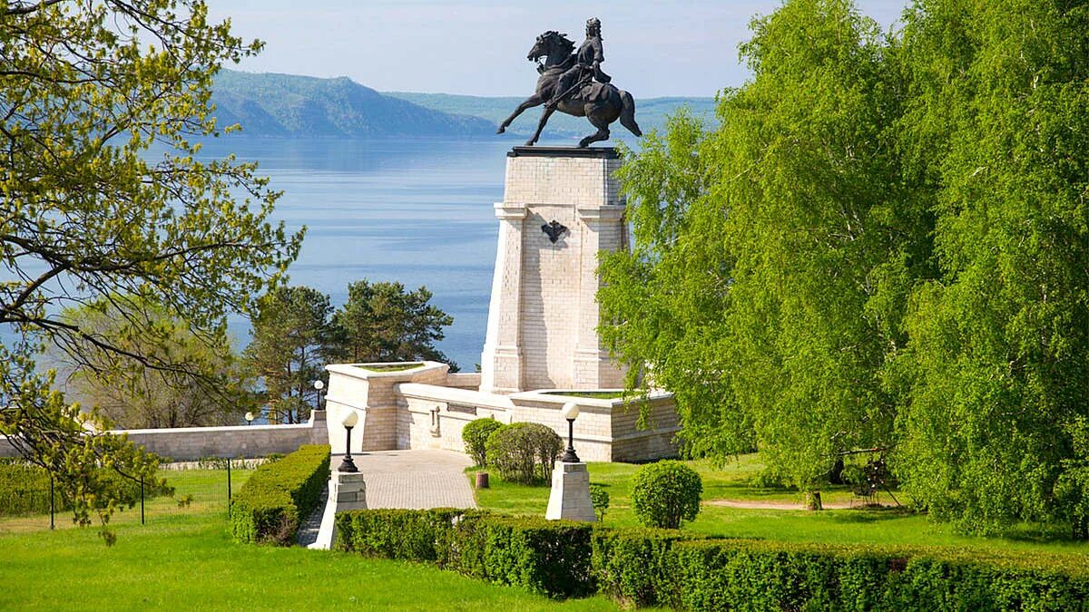 Татищев памятник Тольятти. Памятник в н Татищеву Тольятти. Памятник Василию Татищеву в Тольятти. Памятник Татищева Тольятти набережная. Тольятти тамань