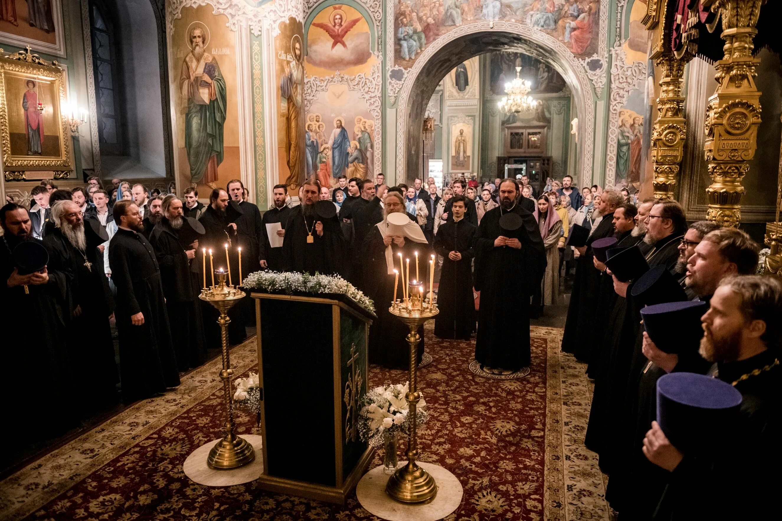 Священник в храме. Православие. Православный храм христианство. Богослужение. Какой сегодня церковный праздники 2019