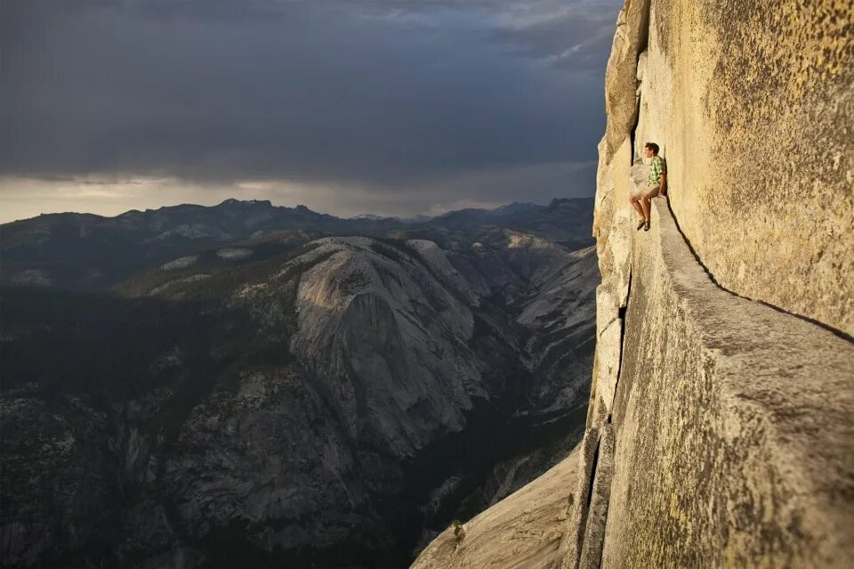 Лучшие. Алекс Хоннольд half Dome. Алекс Хоннольд на горе. Вид с обрыва. Пропасть в горах.