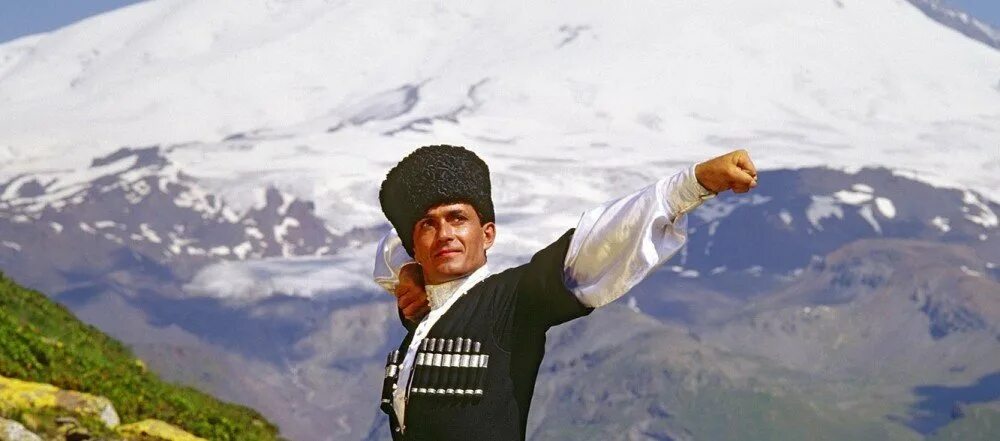 Музыкальные традиции кавказа инструменты. Кавказские афоризмы. Кавказцы в горах. Kavkaz надпись. Обои для чеченцев.
