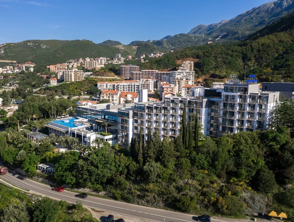 Falkensteiner hotel montenegro. Lusso mare 4 черногория. Черногория отель палинибич. Belvedere residence. Панорамный бассейн тиват.