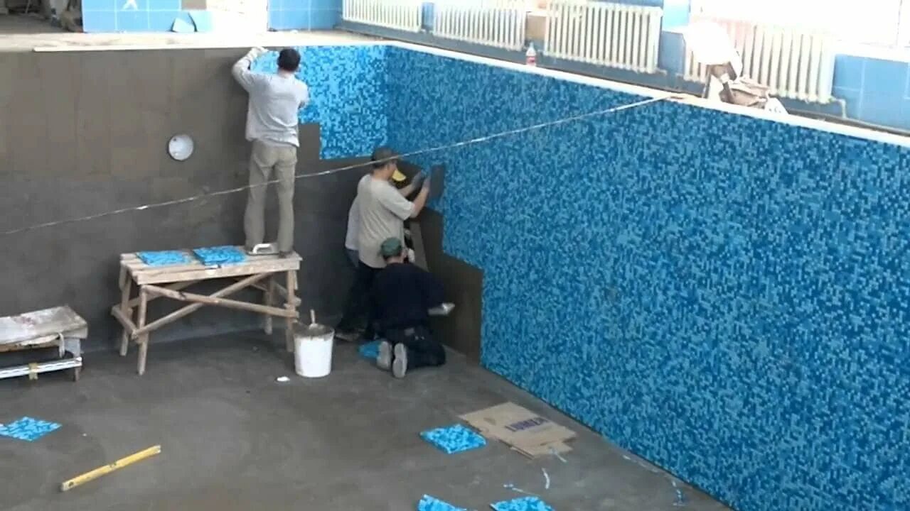 Ремонт бассейна водой. Гидроизоляция для бассейнов. Чистильщик бассейнов. Чистка бассейна. Мойка бассейна.
