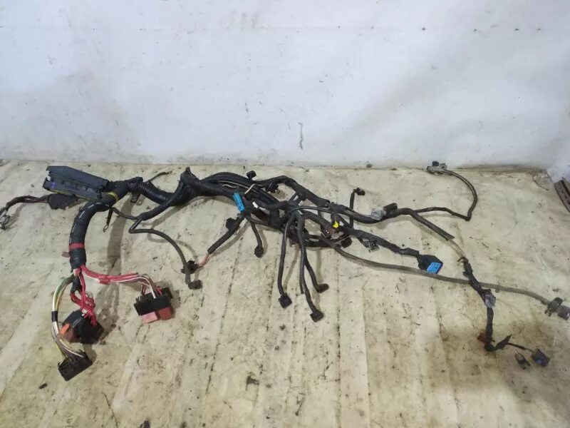 Подкапотная проводка logan 2. Проводка рено логан. Проводка двигателя рено логан. Проводка рено логан. 4.