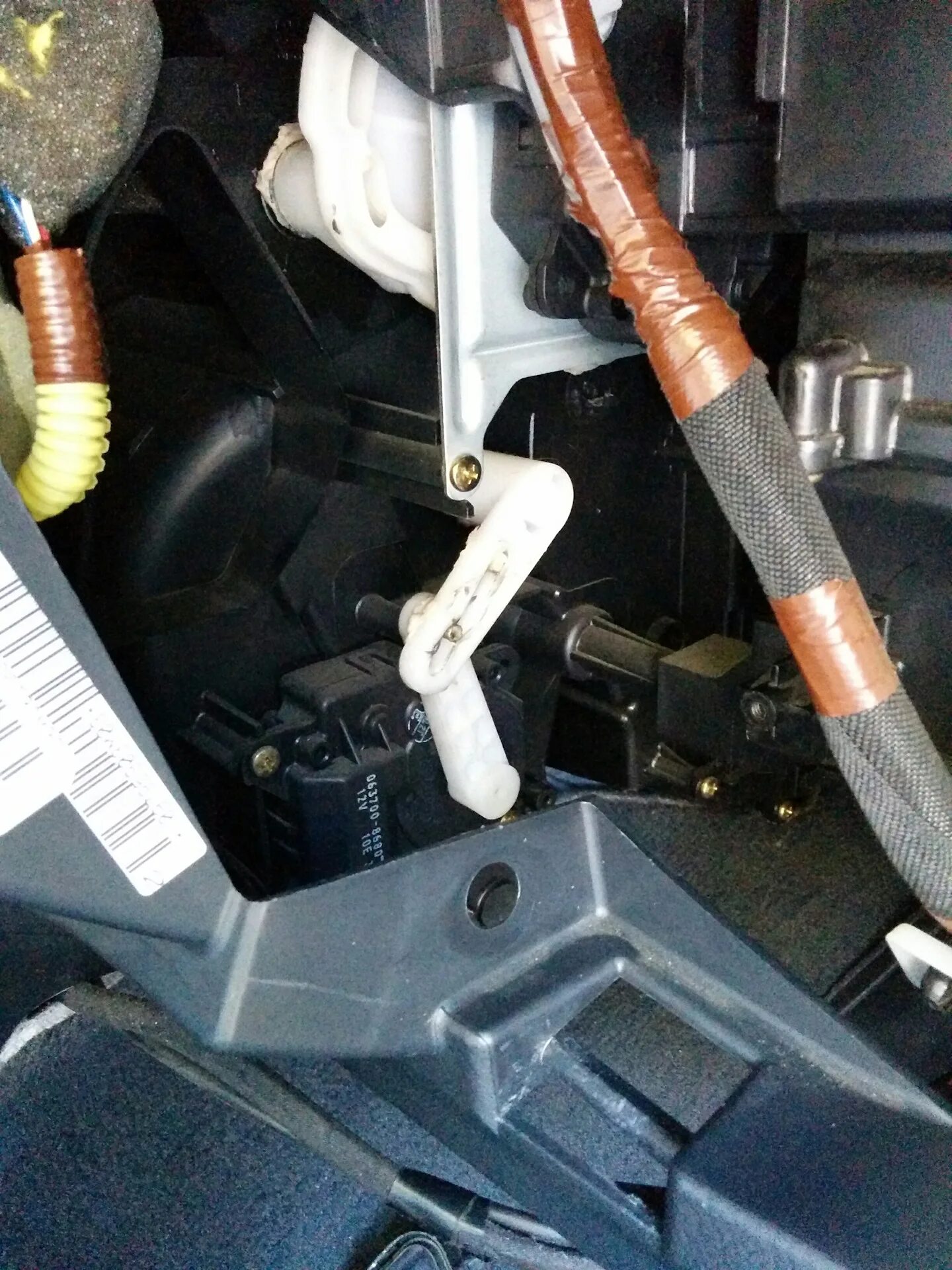 Как снять сервопривод тойота авенсис Жужжит сервопривод печки Toyota Avensis II, 1,8 л, 2008 года своими руками DRI