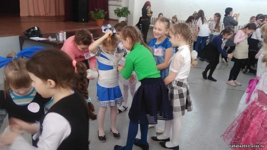 Какие конкурсы можно провести в школе. Конкурсы на 8 марта в школе. девочки школа конкурс. конкурсы на 8 марта в школе 8 класс. конкурсы для девочек на 8 марта в начальной школе.