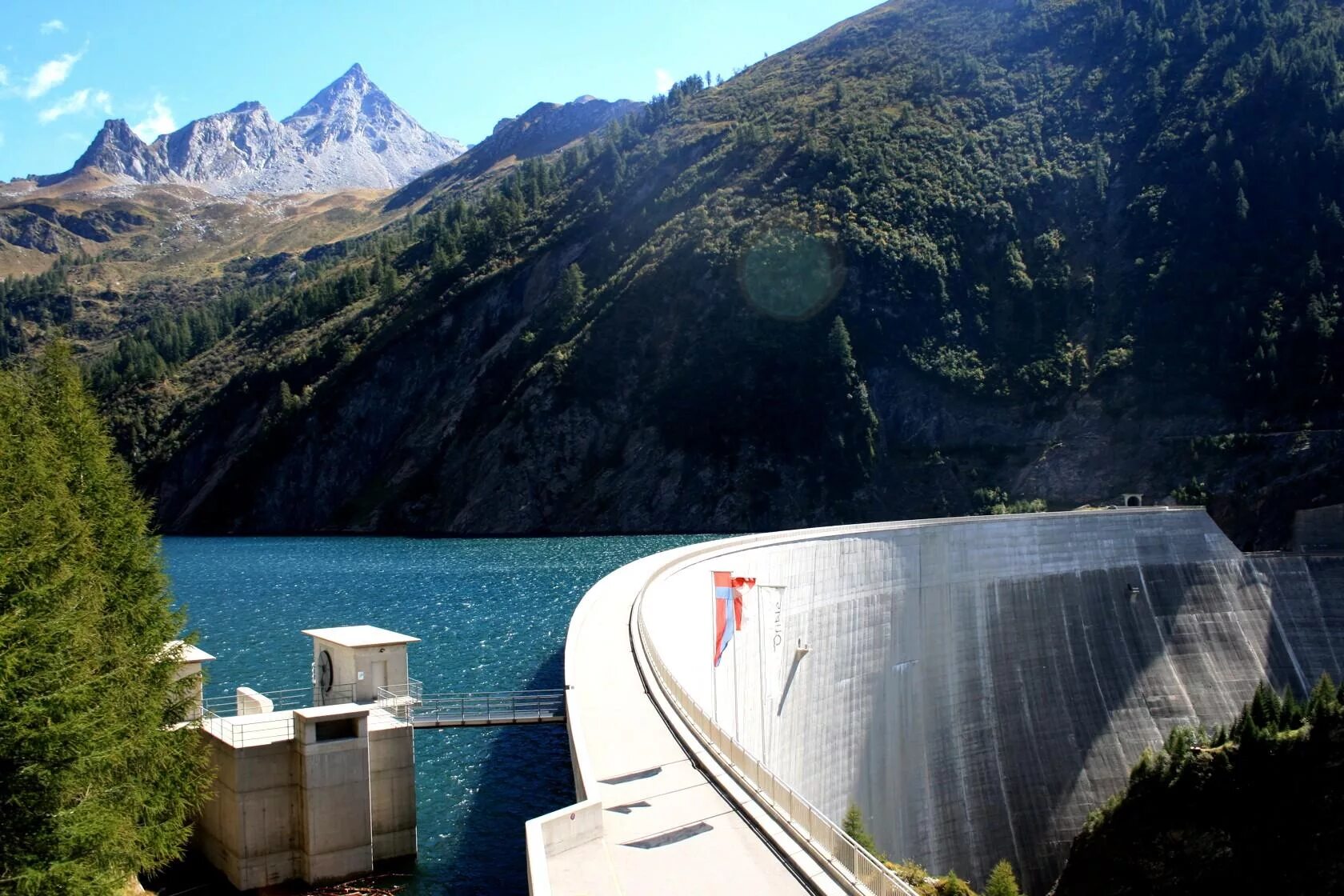 Что такое дамба фото. Луззоне Швейцария плотина. Дамба Мовуазен Швейцария. Дамба Луццоне в Швейцарии. ГЭС В Швейцарии.