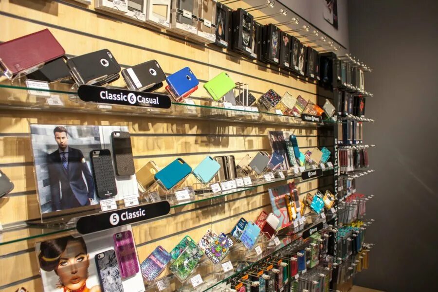 Торговое оборудование для гаджетов. Интерьер магазина сотовых аксессуаров. Магазин гаджетов. Интерьер магазина сотовых аксессуаров. Магазин гаджетов и аксессуаров москва.