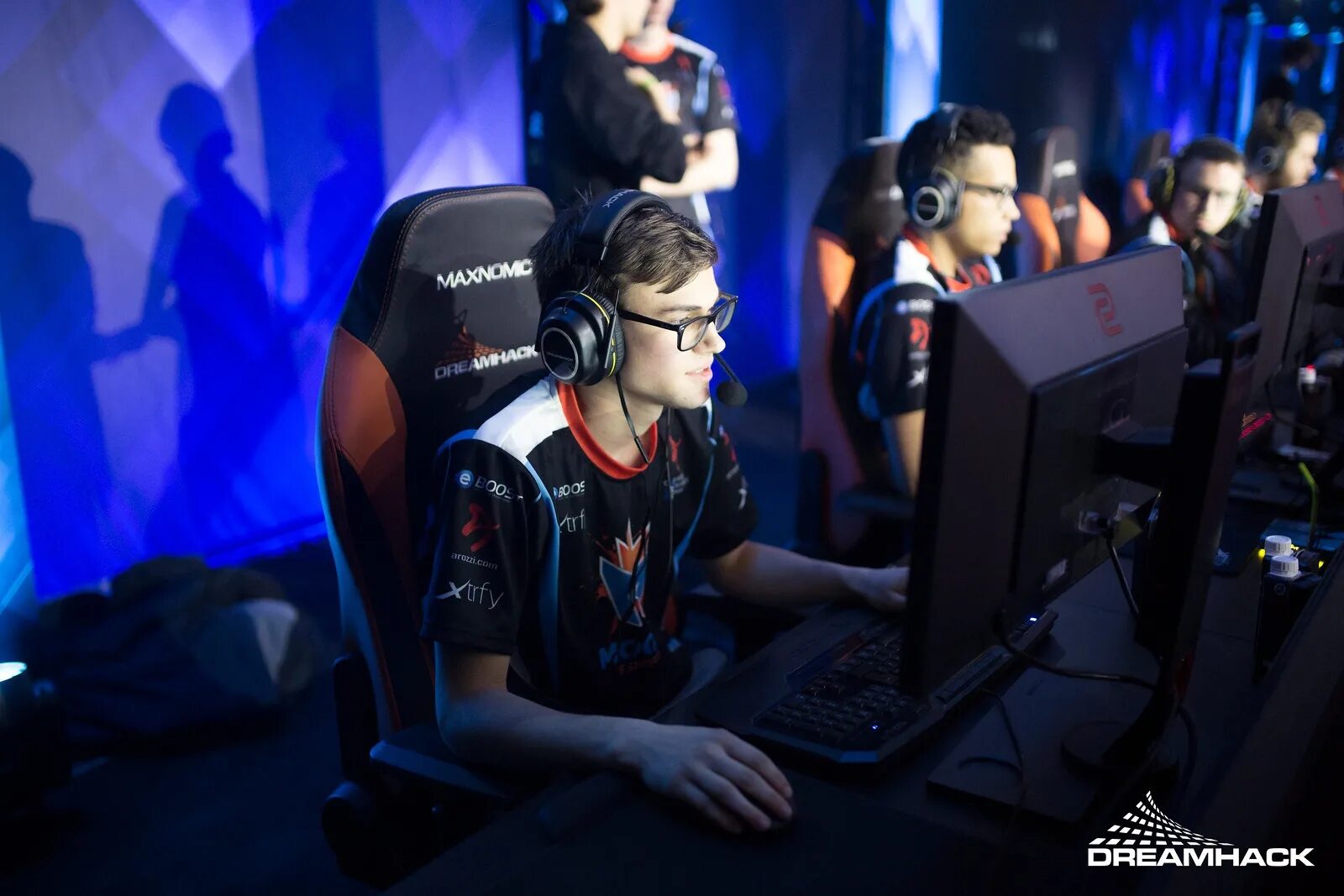 Team empire rainbow six joystick. Компьютерный клуб т-арена киберспорт. Киберспорт это спорт. Компьютерные игры киберспорт. Cibr cport.