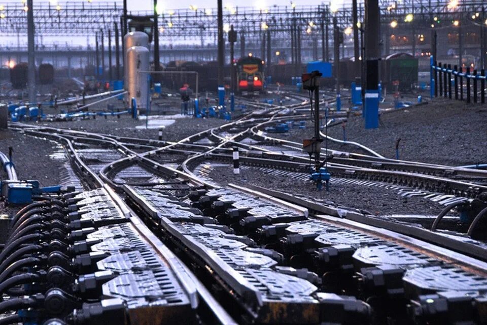 Станция шум. Станция свиблово. Мцд шумозащитные экраны. Шумозащитный забор ржд. Иня сортировочная станция.