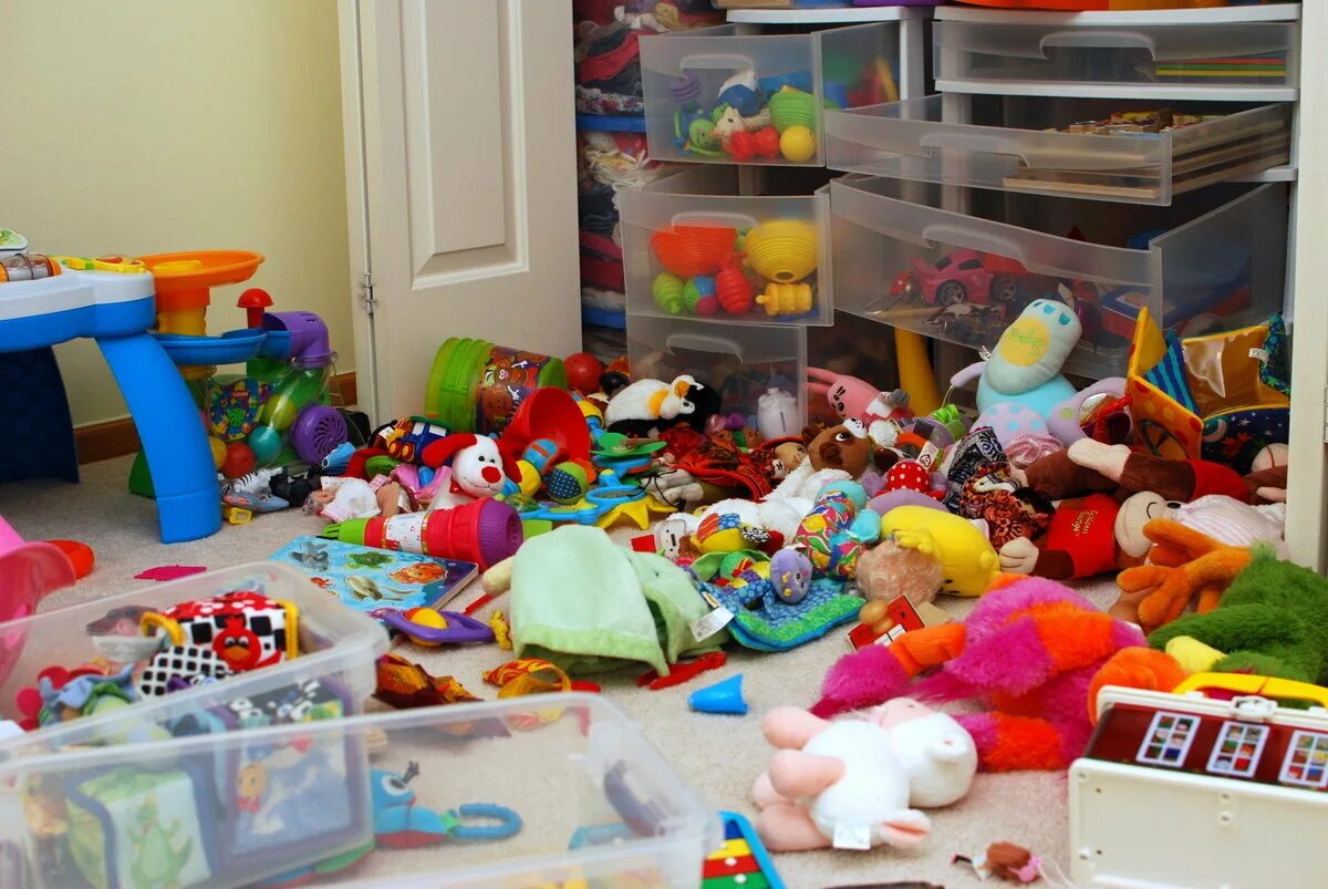 Messy. Разбросанные игрушки. Разбросанные игрушки в детской. Разбросанные игрушки в детском саду. Много игрушек.