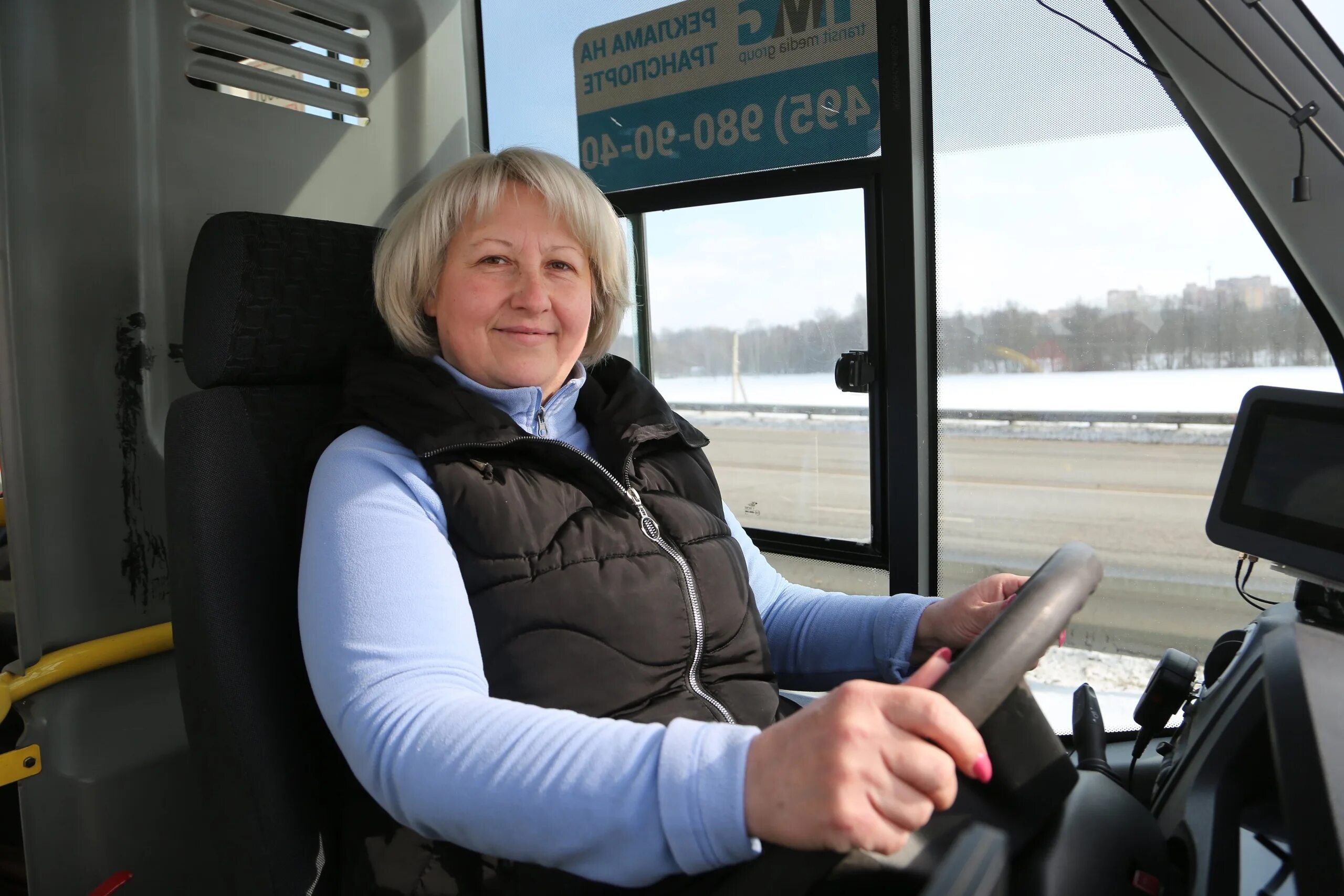 Женщины водители общественного транспорта. Женщина водитель Мострансавто. Женщина водитель автобуса Мостранс. Женщина за рулем автобуса Мострансавто.