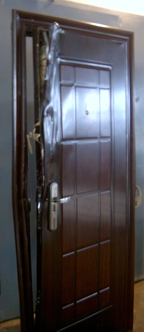Китайская металлическая дверь сбоку. Китайская входная дверь сбоку. Китайская входная дверь вид сбоку. Переделка китайской входной двери.