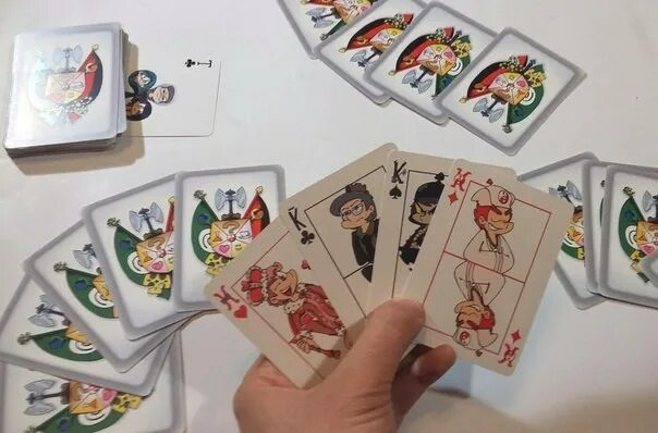 Картинка тринадцать карт. 13 карт карты. настольная карточная игра. игральные карты с персонажами 13 карт. настольные 13 карт.