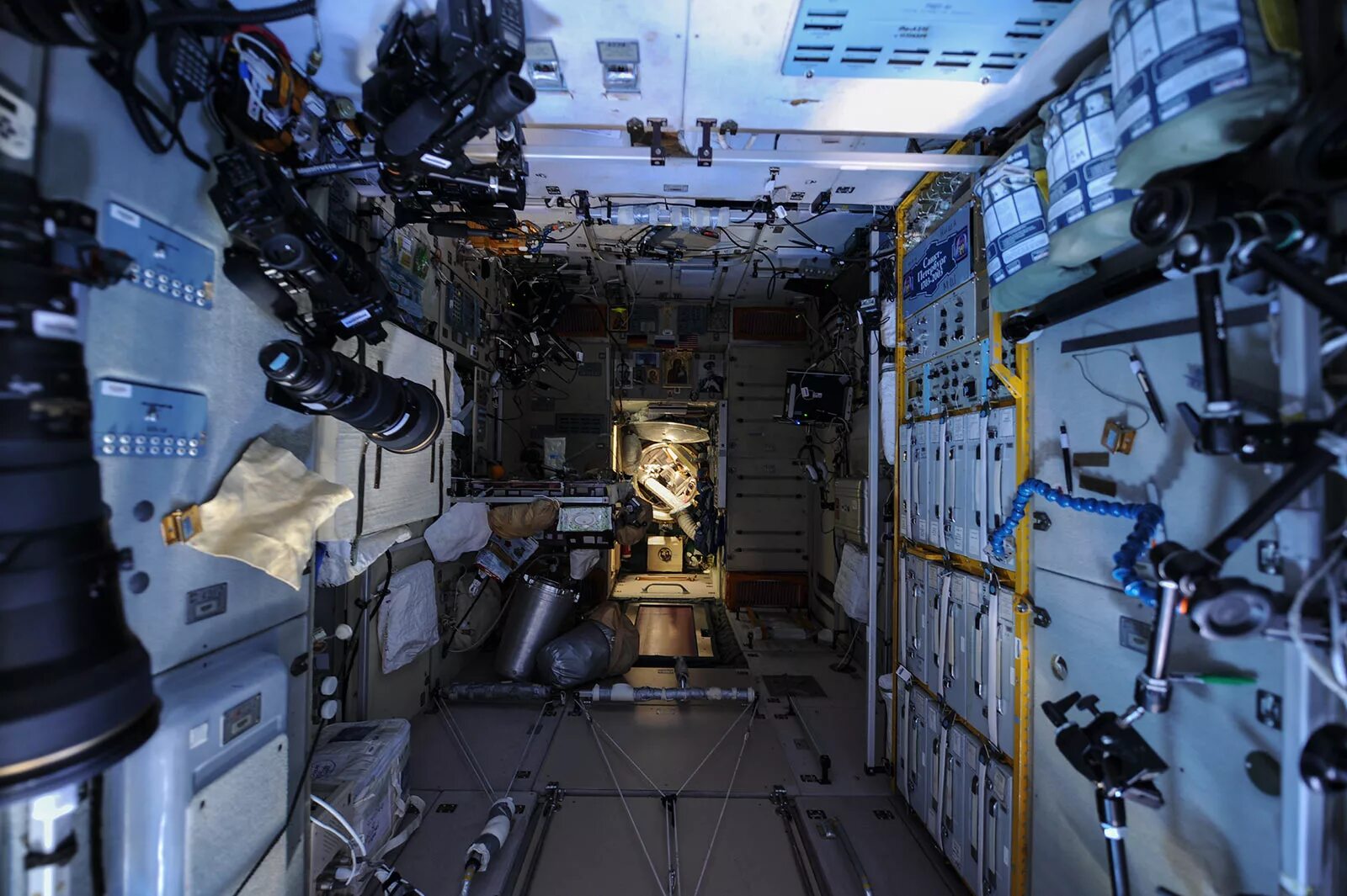 Внутри. Приборный отсек МКС. Станция МКС внутри. Модуль КИБО МКС изнутри. МКС модуль звезда внутри.