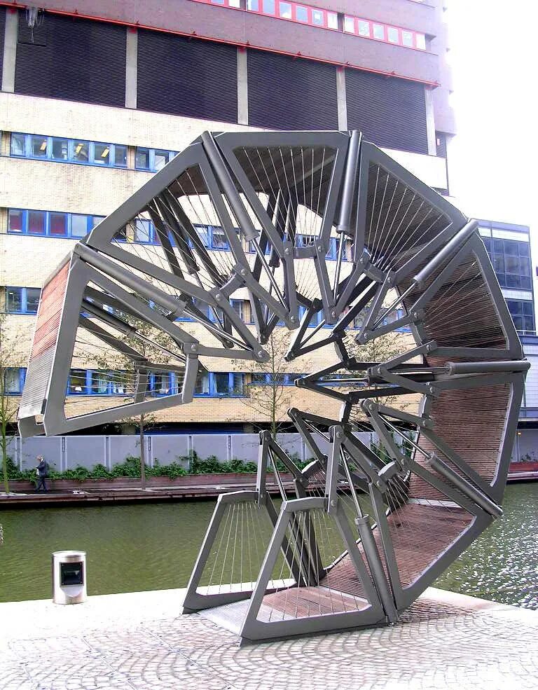 Rolling bridge. Сворачивающийся мост в лондоне. rolling bridge мост-трансформер. the rolling bridge лондон. металлические конструкции в архитектуре.