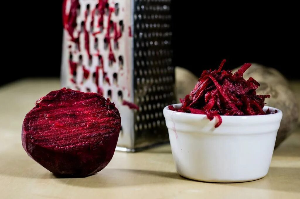 Хрен со свеклой. Свекольный салат на мелкой терке. Морковь и свеклу натертая на терке. Красиво нарезать свеклу в салат. Терка со свеклой.