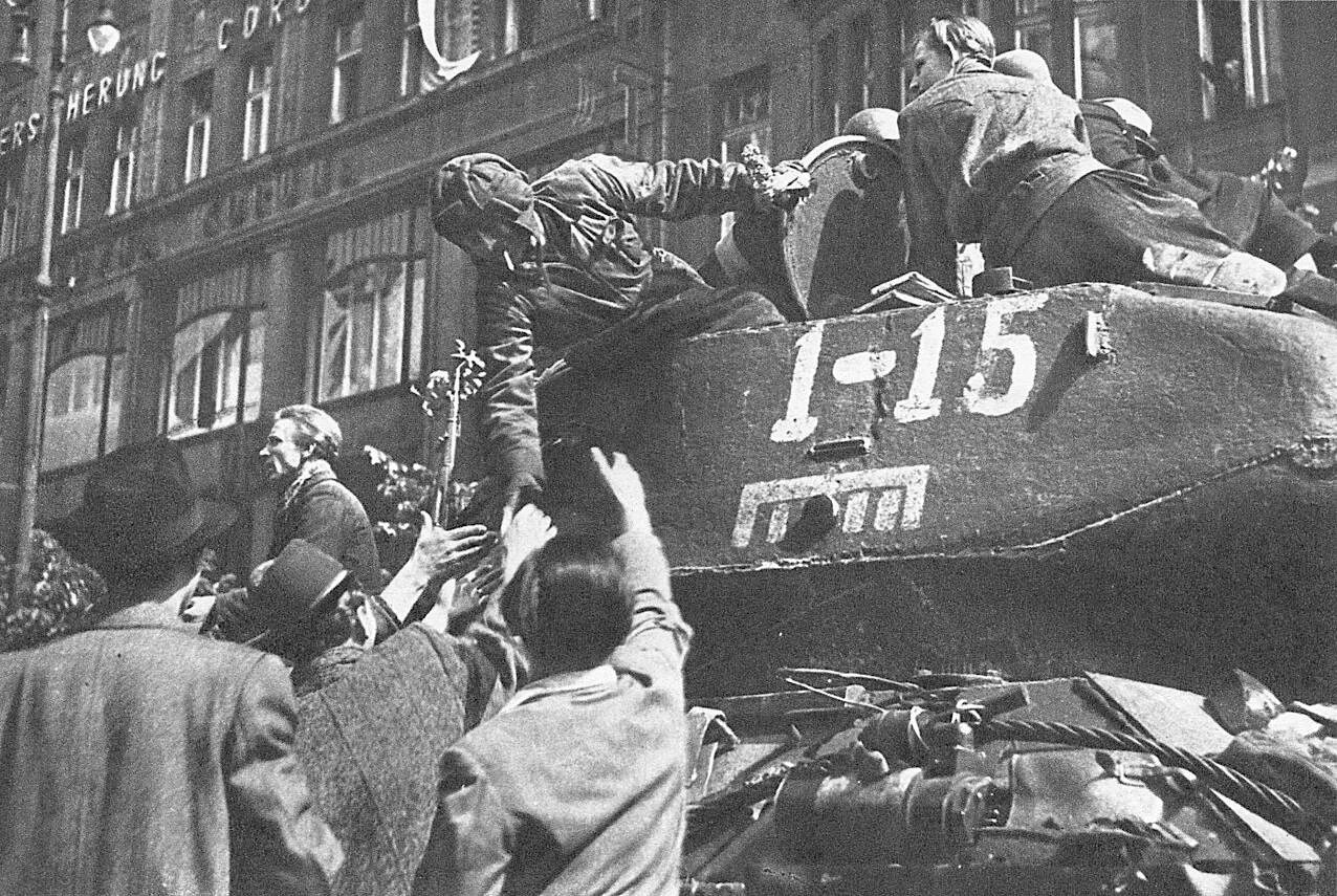 Пражская операция май 1945 год освобождение Чехословакии. Конев в Праге 1945. Советские войска в Праге 1945 год. Т 34 Прага 1945.