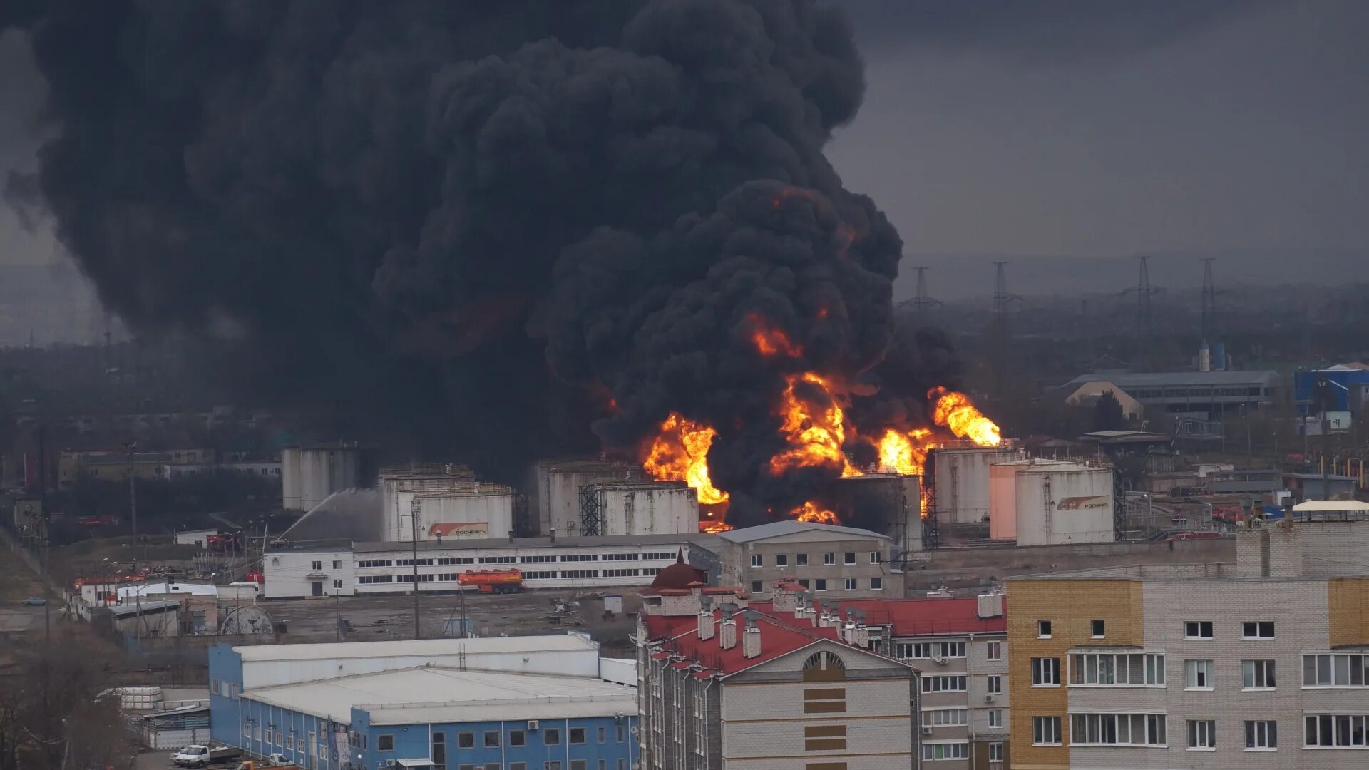 Удар по нефтебазе сегодня. Горит Нефтебаза в Белгороде. Белгород Нефтебаза взрыв. Белгород Нефтебаза удар. Атака на нефтебазу в Белгороде.