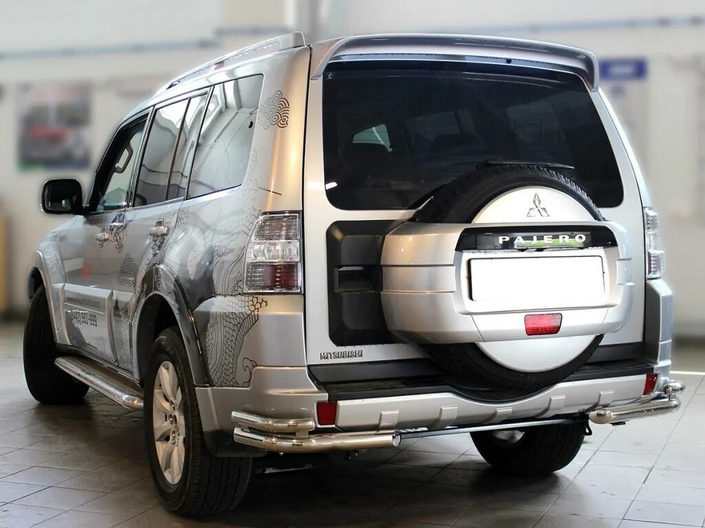 Pajero задний бампер. Защита бампера Mitsubishi Pajero 4. Митсубиси Паджеро 4 2011.