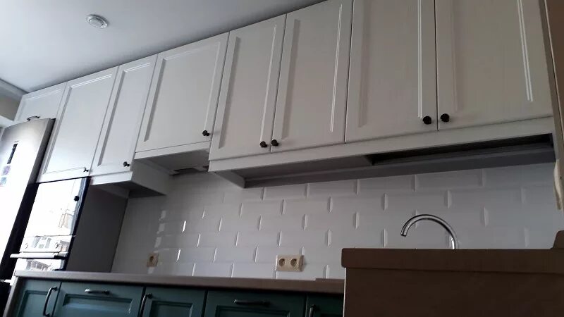 Кухня без карниза. Карниз на кухне над окном. Багет для кухонного гарнитура. Карниз на кухню. Карниз на кухню.