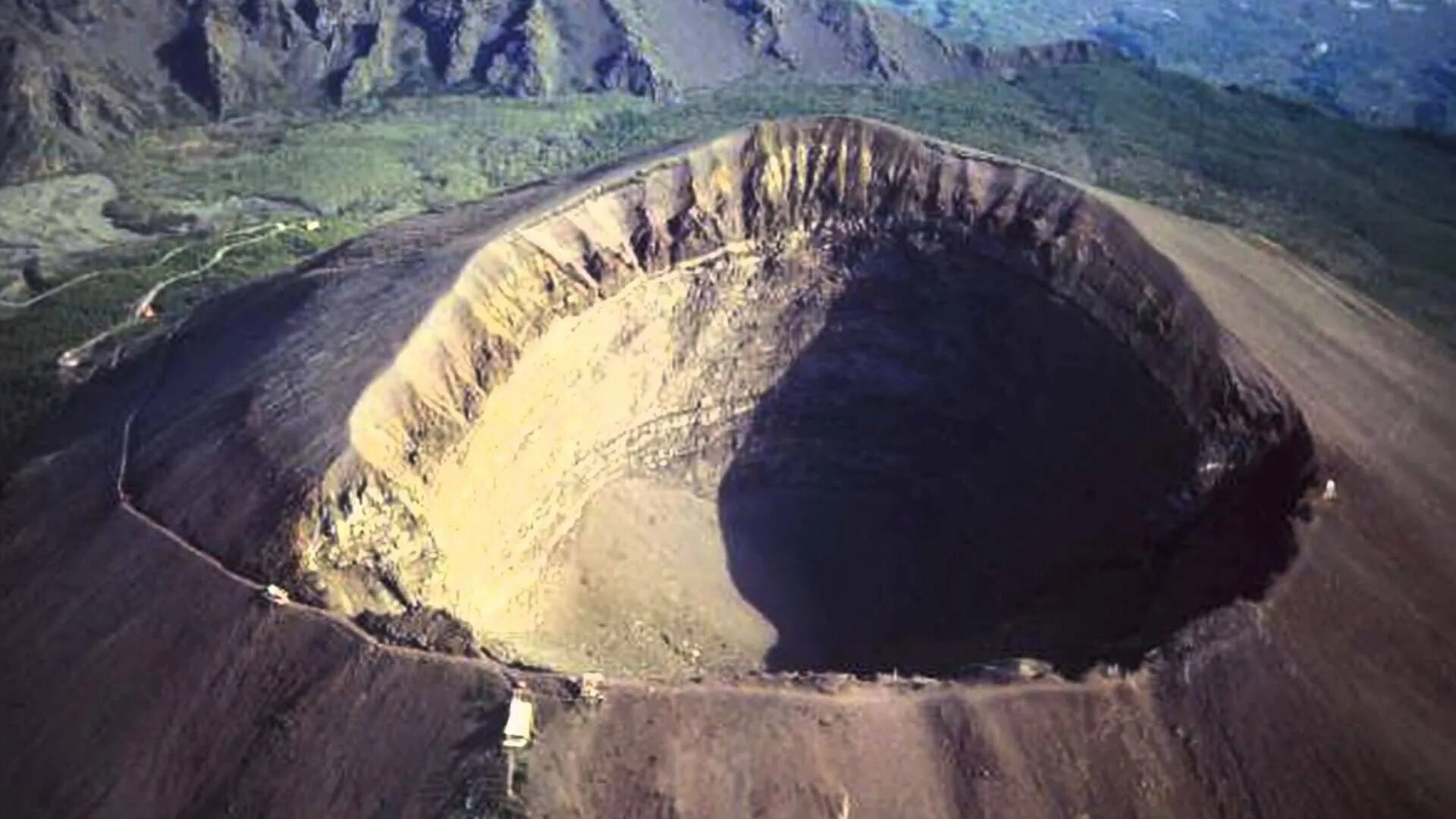 Действует ли вулкан везувий. Вулкан Этна кратер. Вулкан Везувий. Везувий Италия. Вулкан Маунт-Везувий.