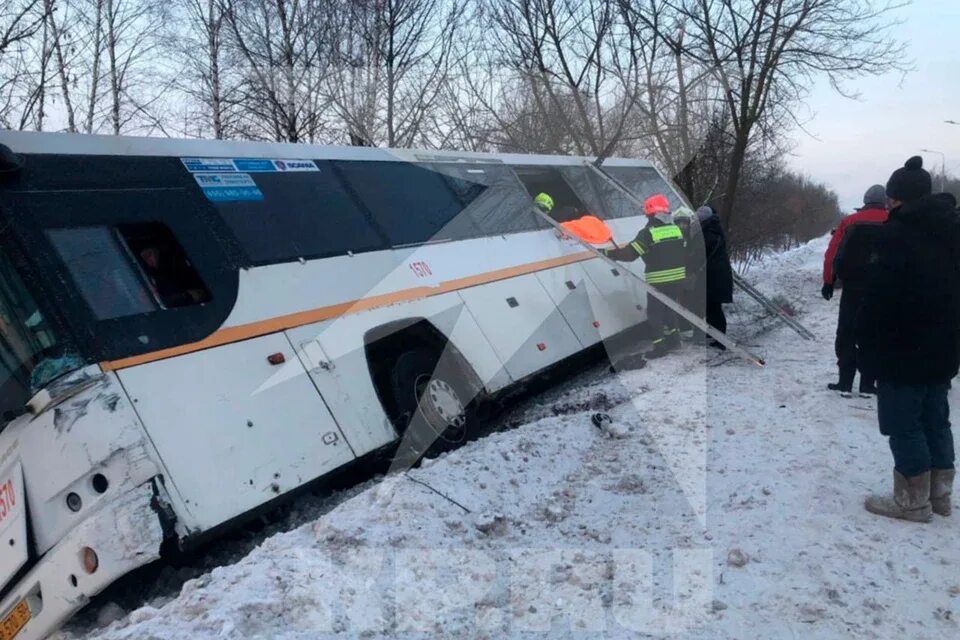 Электробус перевернулся москва. Авария в солонешенском районе. Марка автобуса упавшего в мойку. Электробус перевернулся москва. Электробус перевернулся москва.