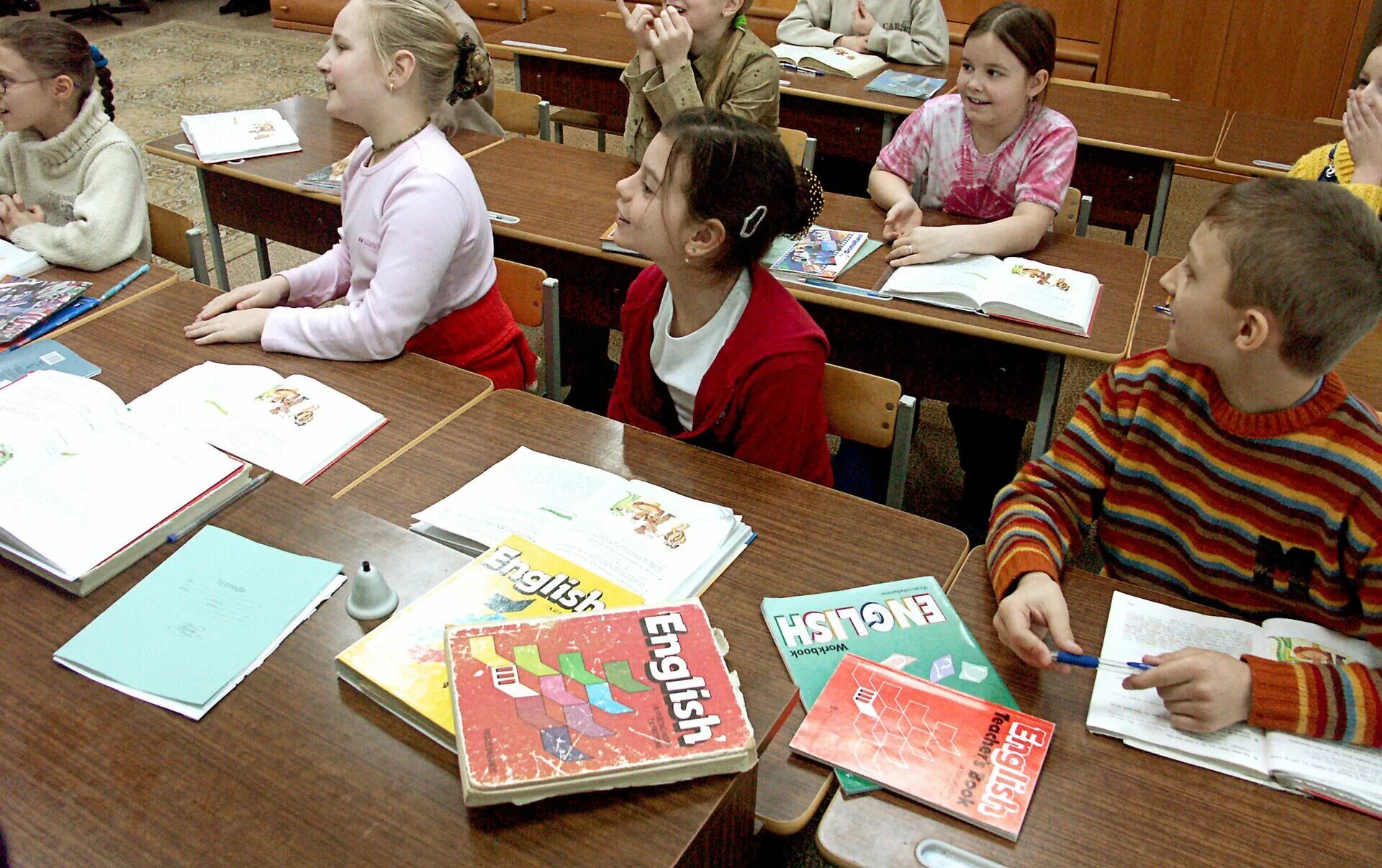 Урок английского языка в школе. Английский язык для детей. Преподавание английского языка. Современный педагог. Урок английского в школе.