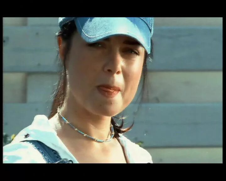 Не забуду королева и тарзан. Песня не забуду королева. Песня не забуду королева. Невеста из вуадиля узбекфильм 1984. Королёва и тарзан песни не забуду.