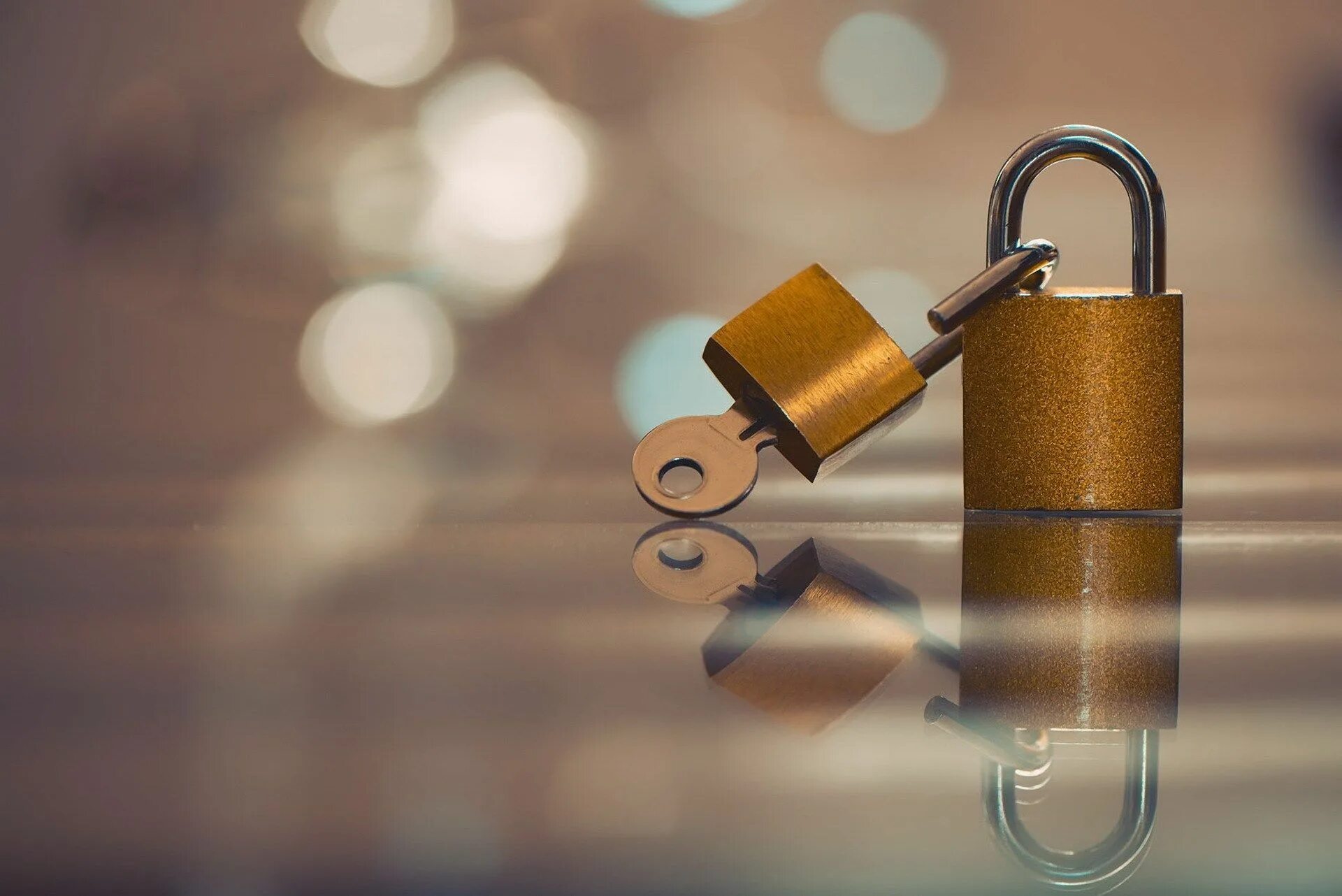 Замок навесной вс1-ск. Замок навесной для цепи. Дверь с навесным замком. Гравитационные замки на ворота. Замок навесной для цепи.