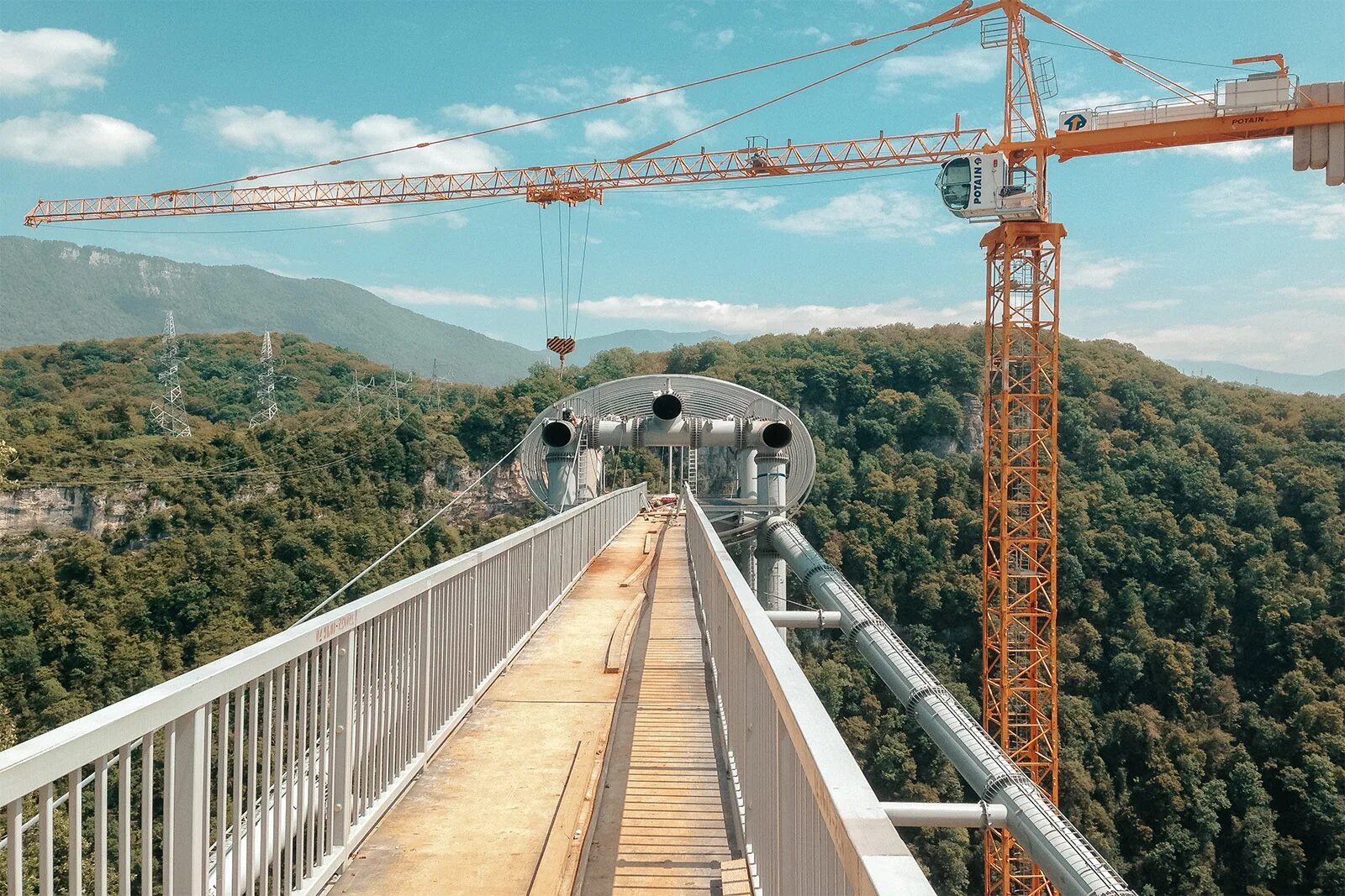 Skybridge джемете. Мост Скайбридж в Сочи. Скайбридж Анапа. Скайбридж: самый длинный подвесной мост в России. 7. Мост «Скайбридж» в Сочи.